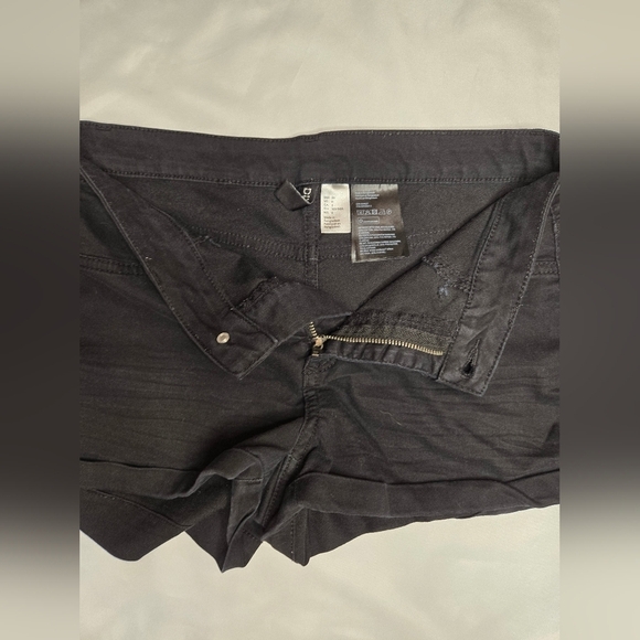 H&M Black Denim Shorts Size 6 – Classic Everyday Style - Picture 2 of 6